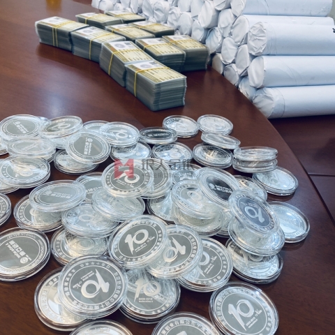 東亞鋁業(yè)公司周年慶銀紀念章定制